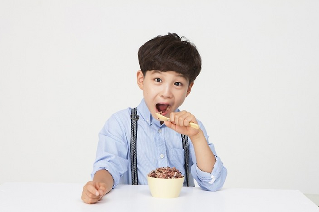 밥 먹는 남자 아이