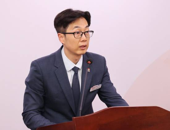 김상원 경남도 관광개발국장이 7일 도청 프레스센터에서 경남도의 올해 해양레저관광 활성화를 위한 추진 현황을 설명하고 있다. 사진=경남도