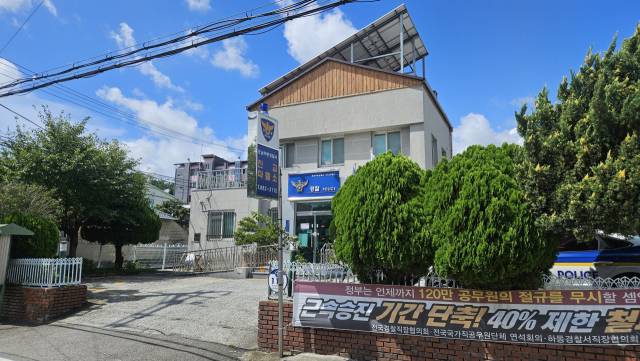 진교파출소 전경. 지적장애를 앓고 있는 40대 여성이 지난해 8월 새벽에 진교파출소 주차장에 있던 순찰차에 혼자 들어간 뒤 36시간 뒤 숨진 채 발견됐다. 부산일보 DB