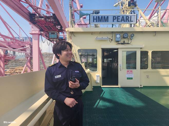 이정진 HMM 펄호 선장이 인터뷰에 답변을 하고 있다./사진=도다솔 기자