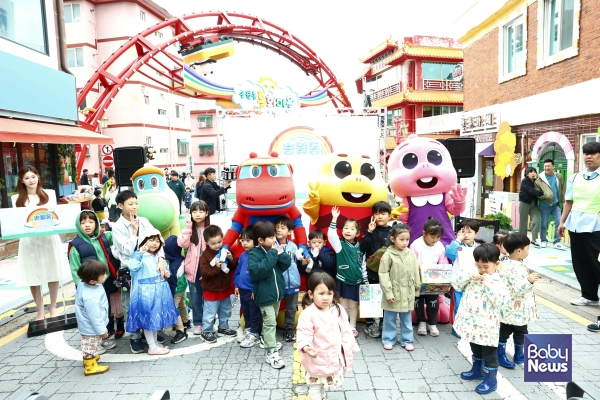 지난 3일 인천시 중구가 마련한 '2025년 송월동 동화마을 어린이 축제'에서 축제에 참가한 어린이들이 한 자리에 모여 기념촬영을 하고 있다. ⓒ육아방송