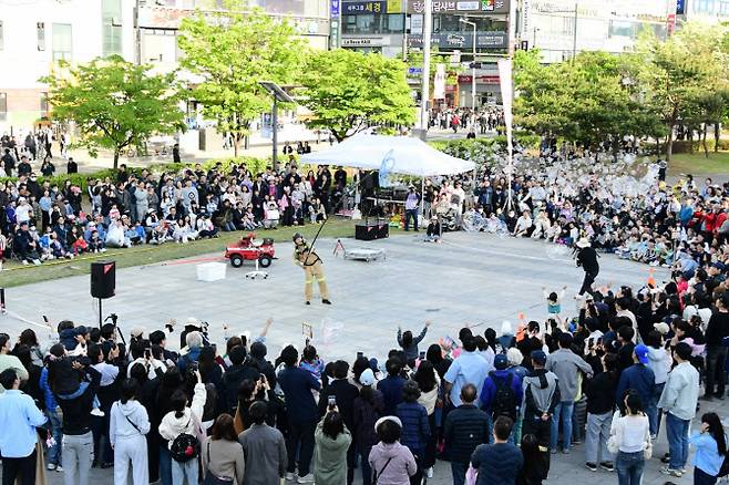 4일 안산문화광장에서 열린 거리극축제 공연을 보며 관람객이 환호하고 있다. (사진 = 안산문화재단 제공)