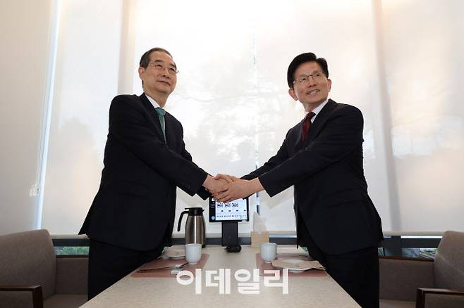 김문수 국민의힘 대선 후보(오른쪽)와 한덕수 무소속 대선 후보가 7일 서울 종로구 한 음식점에서 단일화 관련 논의를 위해 회동을 하고 있다.(사진=이데일리 방인권 기자)