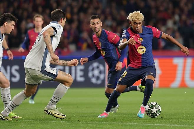 1일 에스타디 올림픽 류이스 콤파니스에서 열린 UCL 4강 1차전 당시 드리블을 시도하는 FC바르셀로나의 라민 야말