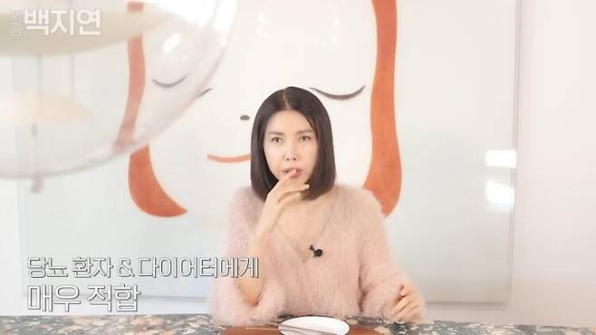 아나운서 출신 방송인 백지연이 즉석밥 8종을 비교하는 콘텐츠를 선보이며 밥에 진심인 면모를 보였다. [사진=유튜브 채널 '지금백지연']