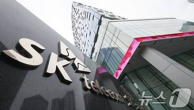 방송통신위원회가 유심 해킹 사태에 대응하기 위해 SK텔레콤 대상 본인확인시스템 안전성 검증 점검에 나섰다. 6일 정부에 따르면 방통위는 이날부터 오는 8일까지 SK텔레콤을 대상으로 본인확인시스템 안전성 검증을 위한 특별점검을 실시한다. 사진은 서울 중구 SK텔레콤 본사. 2025.5.6/뉴스1 ⓒ News1 허경 기자