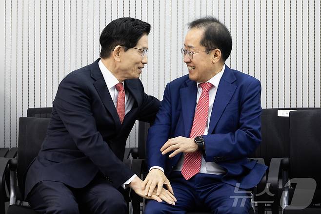 제21대 대통령후보자 국민의힘 3차 경선 진출자를 발표하는 지난 4월 29일 오후 서울 여의도 국민의힘 중앙당사에서 김문수, 홍준표 후보가 대화하고 있다. 2025.4.29/뉴스1 ⓒ News1 국회사진취재단