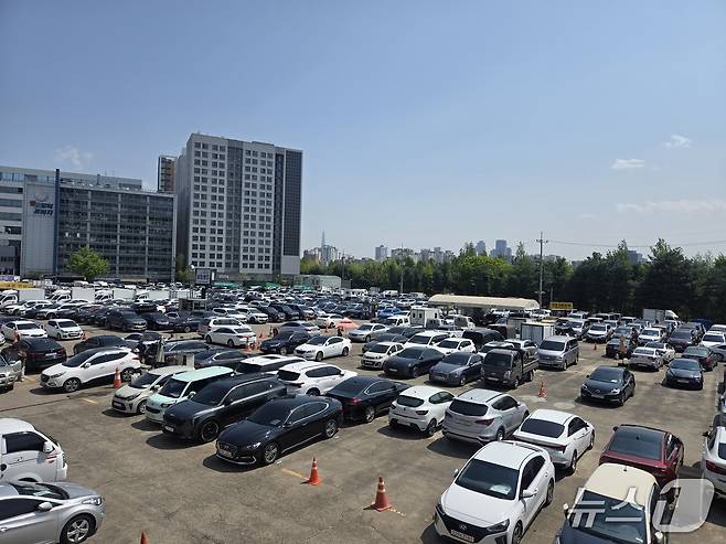 8일 서울 성동구 장안평 중고차 매매단지 1층 야외 전시장. 1만9000여㎡(약 6000평) 규모의 전시장에 어림 잡아 1000여대의 차량이 고객들을 기다리고 있다. 2025.04.28/뉴스1 김성식 기자