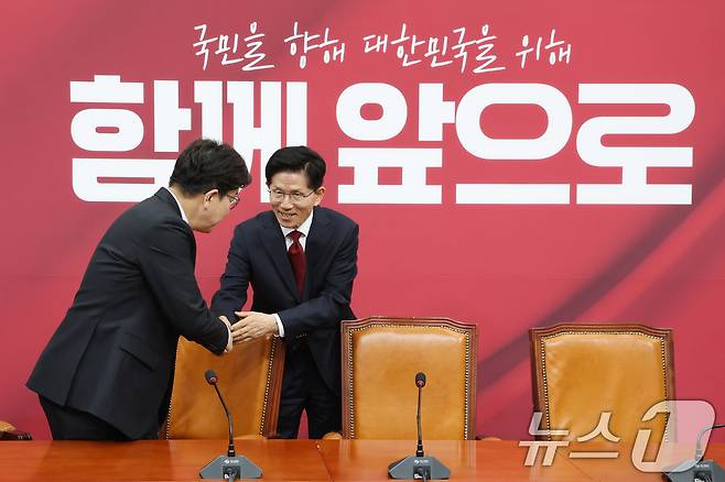 김문수 국민의힘 대통령 후보가 4일 오전 서울 여의도 국회에서 열린 선거대책위원회 회의에 참석해 권성동 원내대표와 인사나누고 있다. 2025.5.4/뉴스1 ⓒ News1 이광호 기자