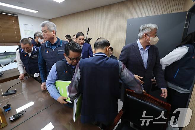 박점곤 서울시버스노동조합 위원장과 김정환 서울시버스운송조합 이사장 등 서울 시내버스 노사가 29일 서울 영등포구 서울지방노동위원회에서 열린 임금·단체협약(임단협) 막판 협상이 정회하자 회의실을 나가고 있다. (공동취재) 2025.4.29/뉴스1 ⓒ News1 이승배 기자