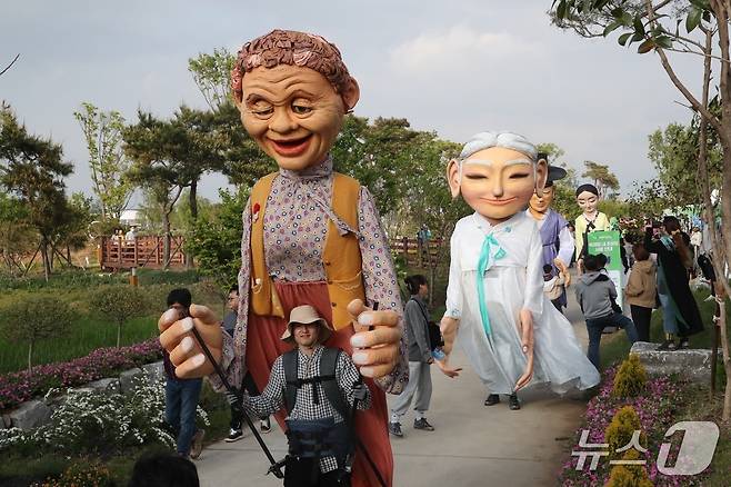 제12회 부안마실축제 캐릭터 퍼레이드(부안군 제공, 재판매 및 DB금지)