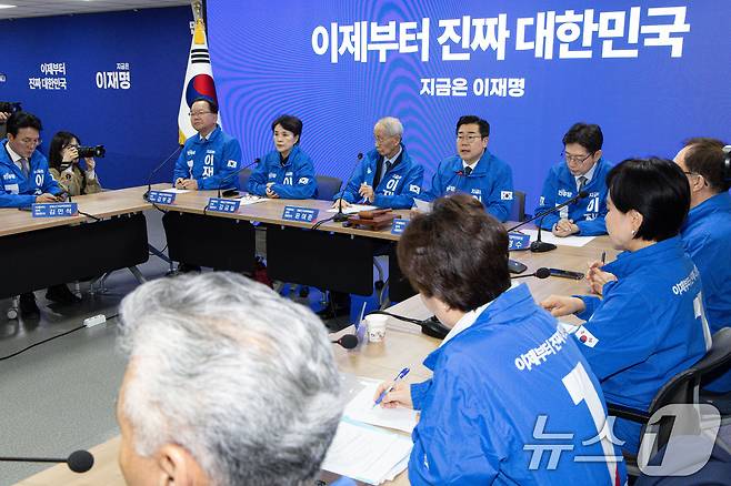 박찬대 더불어민주당 상임 총괄선대위원장이 7일 오전 서울 여의도 민주당사에서 열린 중앙선거대책위원회의에서 발언을 하고 있다. 2025.5.7/뉴스1 ⓒ News1 이재명 기자