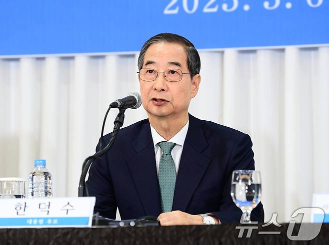 한덕수 무소속 대통령 선거 예비 후보가 6일 오전 서울 중구 코리아나 호텔에서 열린 관훈토론회에 참석해 "박지원 의원의 (한 후보 부인이 무속에 심취해 있다)는 이야기는 새빨간 거짓말이다"고 발언하고 있다. 2025.5.6/뉴스1 ⓒ News1 국회사진취재단