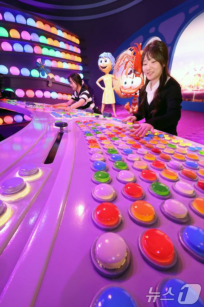 7일 오전 서울 성동구 성수문화예술마당에서 열린 '문도 픽사(Mundo Pixae): 픽사, 상상의 세계로' 미디어데이에서 관계자가 체험공간을 소개하고 있다. 2025.5.7/뉴스1 ⓒ News1 황기선 기자