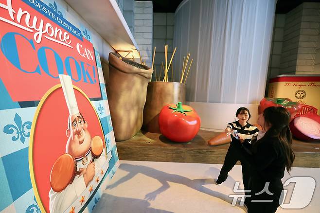 7일 오전 서울 성동구 성수문화예술마당에서 열린 '문도 픽사(Mundo Pixae): 픽사, 상상의 세계로' 미디어데이에서 관계자가 체험공간을 소개하고 있다. 2025.5.7/뉴스1 ⓒ News1 황기선 기자