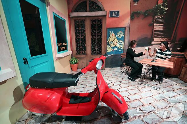 7일 오전 서울 성동구 성수문화예술마당에서 열린 '문도 픽사(Mundo Pixae): 픽사, 상상의 세계로' 미디어데이에서 관계자가 체험공간을 소개하고 있다. 2025.5.7/뉴스1 ⓒ News1 황기선 기자