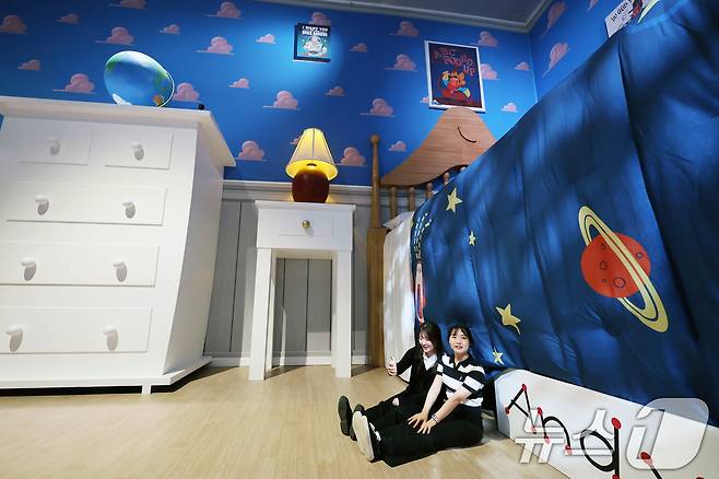 7일 오전 서울 성동구 성수문화예술마당에서 열린 '문도 픽사(Mundo Pixae): 픽사, 상상의 세계로' 미디어데이에서 관계자가 체험공간을 소개하고 있다. 2025.5.7/뉴스1 ⓒ News1 황기선 기자