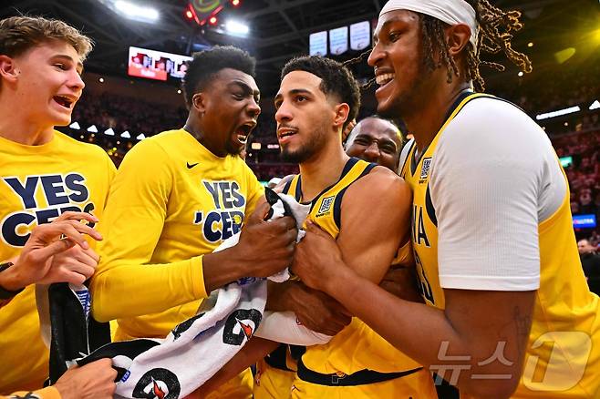 인디애나 페이서스가 7일(한국시간) 열린 2024-25 NBA 동부 콘퍼런스 플레이오프 2라운드 2차전에서 클리블랜드 캐벌리어스에 120-119로 역전승했다. ⓒ AFP=뉴스1