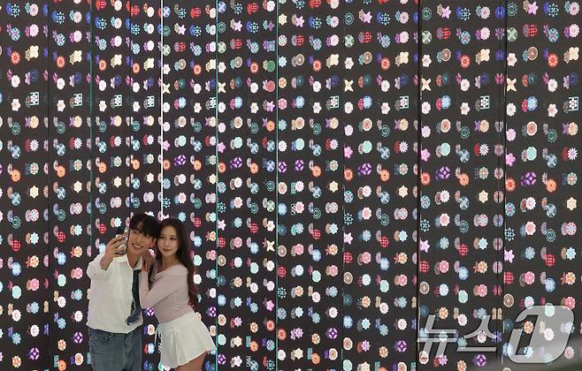 7일 서울 종로구 도화서길 디원에서 열린 '2025 딜라이트 서울' 미디어아트 전시 언론공개 행사에서 모델들이 전시 작품을 소개하고 있다. 2025 딜라이트 서울은 '화려한 서울의 이미지-휴머니티-서울의 시간과 기억-다른 차원의 세계에 대한 의문-호기심으로 가득한 서울의 이모저모-사이니지 속 한글의 매력'을 주제로 오는 8일부터 11월 15일까지 상설 전시로 운영된다. 2025.5.7/뉴스1 ⓒ News1 이동해 기자