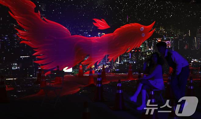 7일 서울 종로구 도화서길 디원에서 열린 '2025 딜라이트 서울' 미디어아트 전시 언론공개 행사에서 모델들이 전시 작품을 소개하고 있다. 2025.5.7/뉴스1 ⓒ News1 이동해 기자