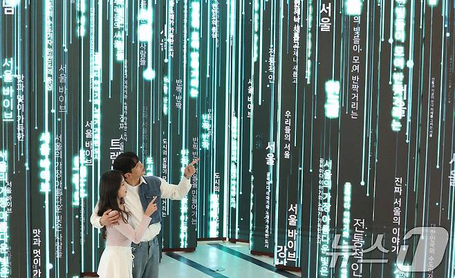 7일 서울 종로구 도화서길 디원에서 열린 '2025 딜라이트 서울' 미디어아트 전시 언론공개 행사에서 모델들이 전시 작품을 소개하고 있다. 2025.5.7/뉴스1 ⓒ News1 이동해 기자