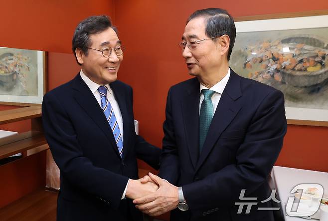 한덕수 무소속 대통령선거 예비후보와 이낙연 전 국무총리가 6일 서울 중구 컨퍼런스하우스 달개비에서 오찬회동을 하기 전 기념촬영을 하고 있다. (공동취재) 2025.5.6/뉴스1 ⓒ News1 허경 기자