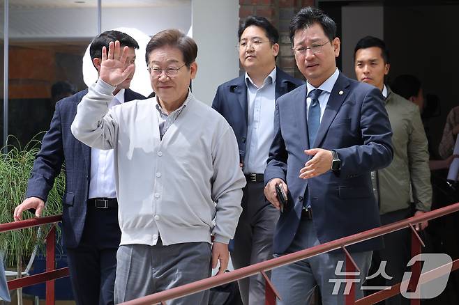 이재명 더불어민주당 대통령 후보가 2차 골목골목 경청투어 마지막 날인 7일 오후 전북 전주시의 카페를 나서며 인사하고 있다. 2025.5.7/뉴스1 ⓒ News1 안은나 기자