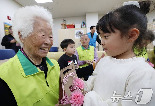 어버이날을 하루 앞둔 7일 오전 경기 수원시 팔달구 팔달노인복지관에서 관내 어린이집 아이들이 어르신들에게 카네이션을 달아드리고 있다. 2025.5.7/뉴스1 ⓒ News1 김영운 기자