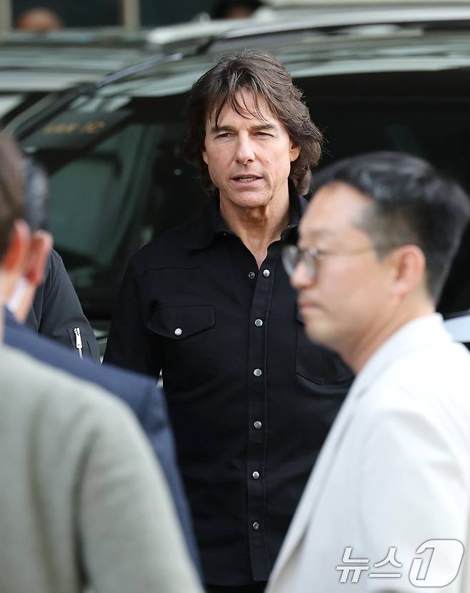 할리우드 배우 톰 크루즈가 '미션 임파서블: 파이널 레코닝' 홍보를 위해 7일 오후 서울김포비즈니스항공센터(SGBAC)를 통해 내한해 준비된 차량으로 이동하고 있다. ⓒ News1 권현진 기자