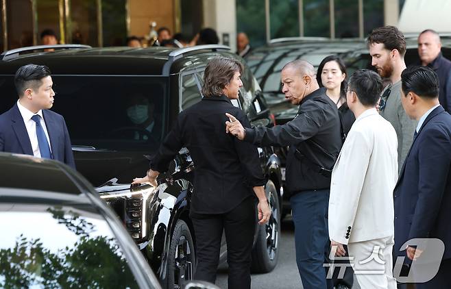 할리우드 배우 톰 크루즈가 '미션 임파서블: 파이널 레코닝' 홍보를 위해 7일 오후 서울김포비즈니스항공센터(SGBAC)를 통해 내한해 관계자와 이야기를 나누고 있다. ⓒ News1 권현진 기자