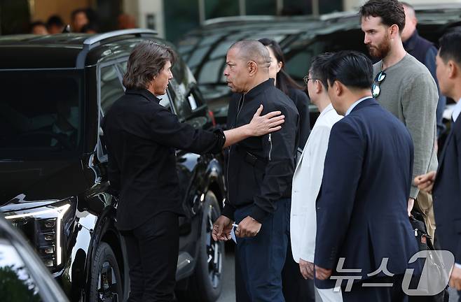 할리우드 배우 톰 크.루즈가 '미션 임파서블: 파이널 레코닝' 홍보를 위해 7일 오후 서울김포비즈니스항공센터(SGBAC)를 통해 내한해  관계자와 이야기를 나누고 있다. ⓒ News1 권현진 기자