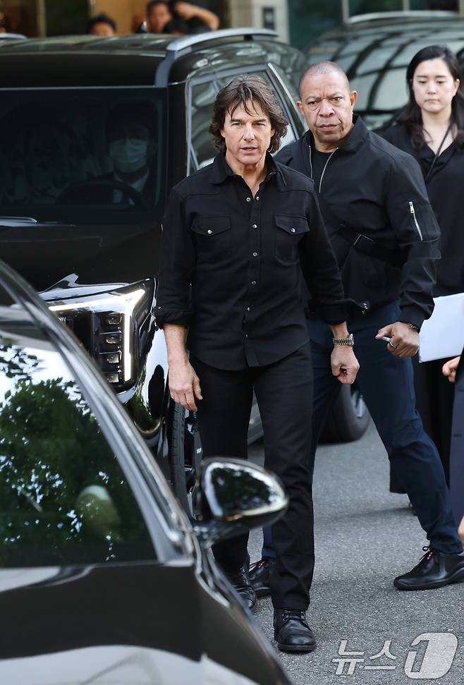 할리우드 배우 톰 크루즈가 '미션 임파서블: 파이널 레코닝' 홍보를 위해 7일 오후 서울김포비즈니스항공센터(SGBAC)를 통해 내한해 준비된 벤츠의 마이바흐 차량으로 이동하고 있다. ⓒ News1 권현진 기자