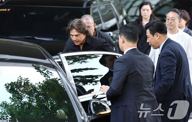 할리우드 배우 톰 크루즈가 '미션 임파서블: 파이널 레코닝' 홍보를 위해 7일 오후 서울김포비즈니스항공센터(SGBAC)를 통해 내한해 준비된 벤츠의 마이바흐 차량의 문을 열고 살펴보고 있다. ⓒ News1 권현진 기자
