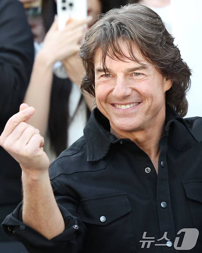 할리우드 배우 톰 크루즈가 '미션 임파서블: 파이널 레코닝' 홍보를 위해 7일 오후 서울김포비즈니스항공센터(SGBAC)를 통해 내한해 하트를 그리고 있다. ⓒ News1 권현진 기자