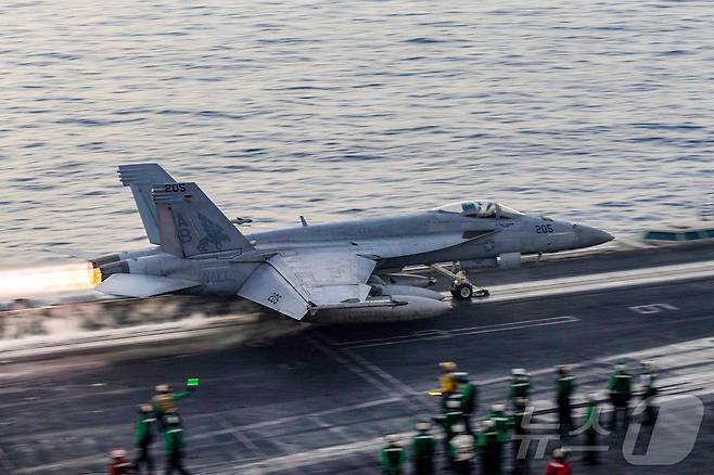 해리 트루먼 항공모함에서 이륙하는 F/A-18 슈퍼호넷 전투기. 2025.03.16. ⓒ AFP=뉴스1