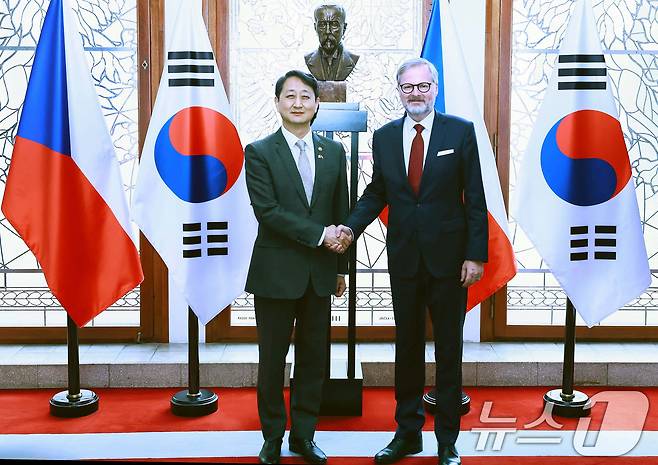 안덕근 산업통상자원부 장관이 7일(현지시간) 체코 프라하 총리실에서 열린 페트르 피알라(Petr Fiala) 체코 총리와의 면담에서 기념촬영을 하고 있다. (산업통상자원부 제공. 재판매 및 DB 금지) 2025.5.7/뉴스1