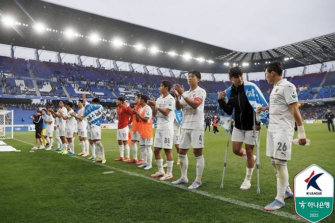 포항 선수들이 5일 울산전에서 무승부를 거둔 뒤 팬께 인사하고 있다. 사진 | 한국프로축구연맹