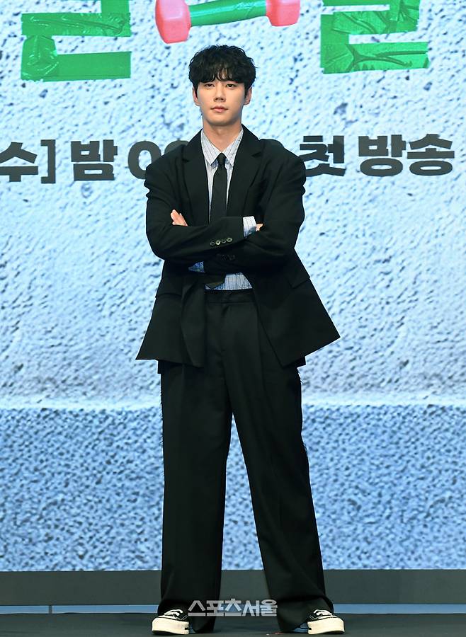 배우 이준영이 29일 서울 구로구 더 세인트에서 진행된 KBS2 수목드라마 ‘24시 헬스클럽’ 제작발표회에서 취재진을 향해 포즈를 취하고 있다. 박진업 기자 upandup@sportsseoul.com