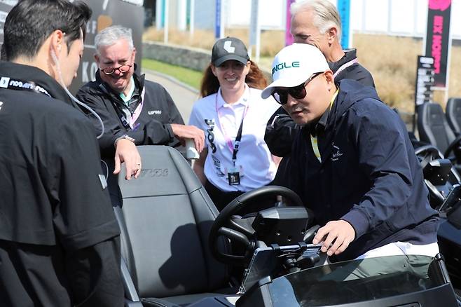 메이트모빌리티 이승준 상무(오른쪽)이 LIV 골프 관계자들에게 자율주행 기능을 탑재한 싱글 AP 기능을 설명하고 있다. 사진 | 메이트모빌리티