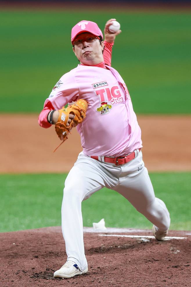 KIA 양현종이 5일 고척스카이돔에서 열린 2025 KBO리그 키움전에 선발 등판해 역투하고 있다. 이날 승리투수가 되면서 통산 180승을 달성했다. 사진 | KIA 타이거즈