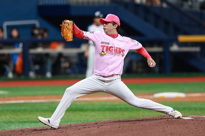 KIA 양현종이 5일 고척스카이돔에서 열린 2025 KBO리그 키움전에 선발 등판해 역투하고 있다. 이날 승리투수가 되면서 통산 180승을 달성했다. 사진 | KIA 타이거즈