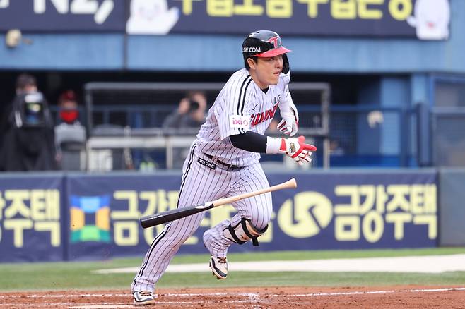 LG 박동원이 3일 서울 잠실구장에서 열린 2025 KBO리그 정규시즌 SSG전서 2루타를 치고 출루하고 있다. 사진 | LG 트윈스