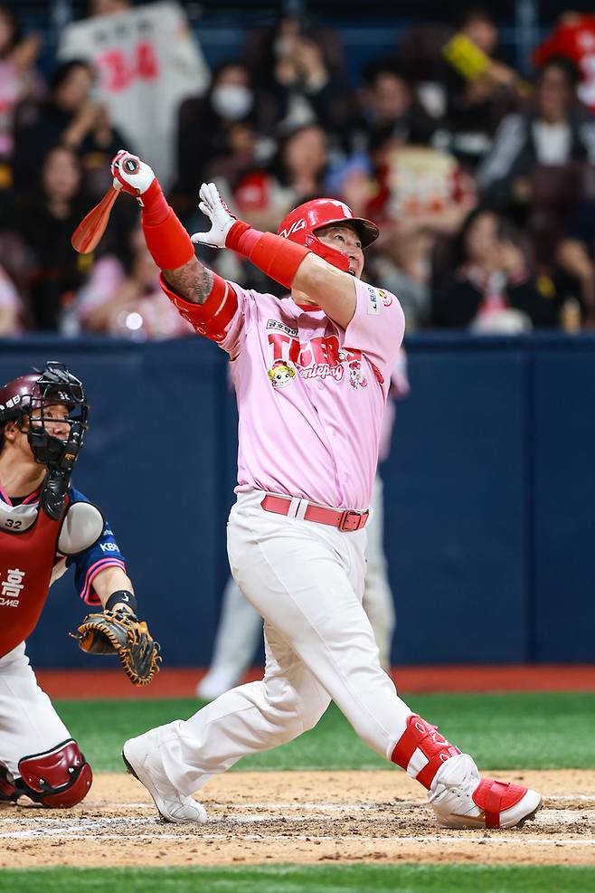 KIA 최형우가 5일 고척스카이돔에서 열린 2025 KBO리그 키움전에서 6회초 3점 홈런을 터뜨리고 있다. 개인 통산 400번째 홈런이다. 사진 | KIA 타이거즈