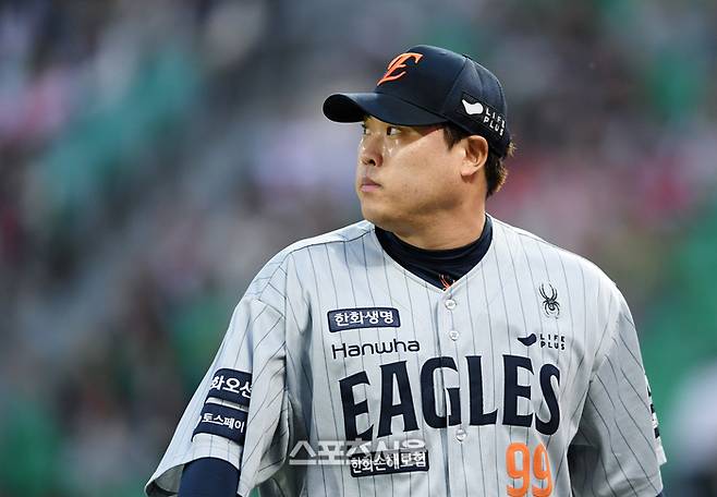 한화 류현진이 17일 인천 SSG랜더스필드에서 열린 2025 KBO리그 SSG와 경기 1회말 수비에서 2실점하며 이닝을 마친 뒤 더그아웃으로 들어가고 있다. 2025. 4. 17.  문학 | 박진업 기자 upandup@sportsseoul.com