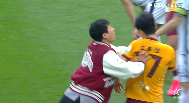 광주FC 이정효 감독이 지난 5일 광주월드컵경기장에서 열린 김천 상무와 경기 전반전이 끝난 후 오후성을 밀치고 있다. 사진 | 쿠팡플레이 중계방송 캡처