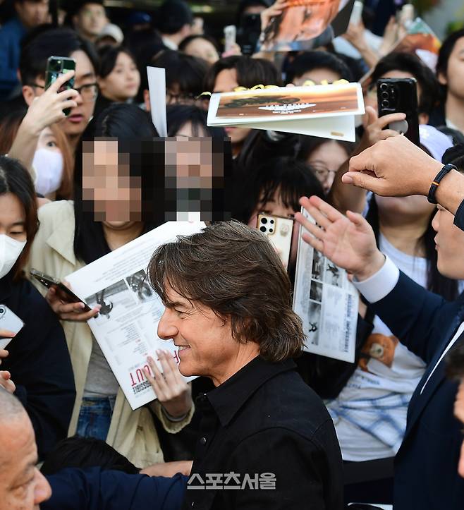 톰 크루즈가 팬들과 즐거운 시간을 가지고 있다. 이주상기자 rainbow@sportsseoul.com