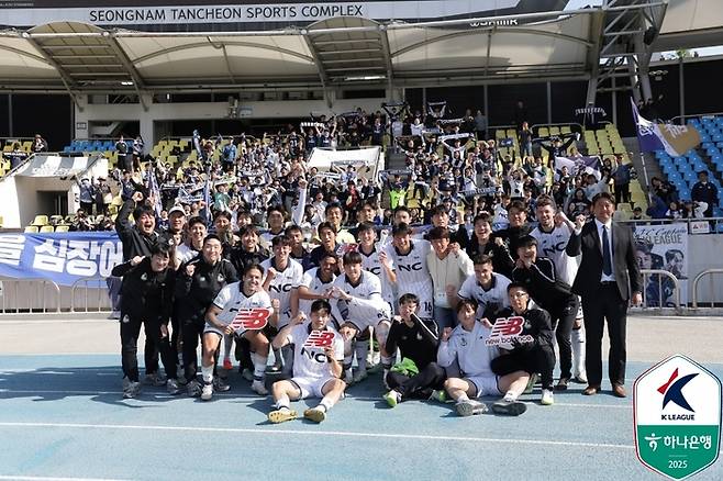 서울 이랜드 선수단이 성남전에서 승리한 뒤 단체 사진을 촬영하고 있다. 사진 | 한국프로축구연맹