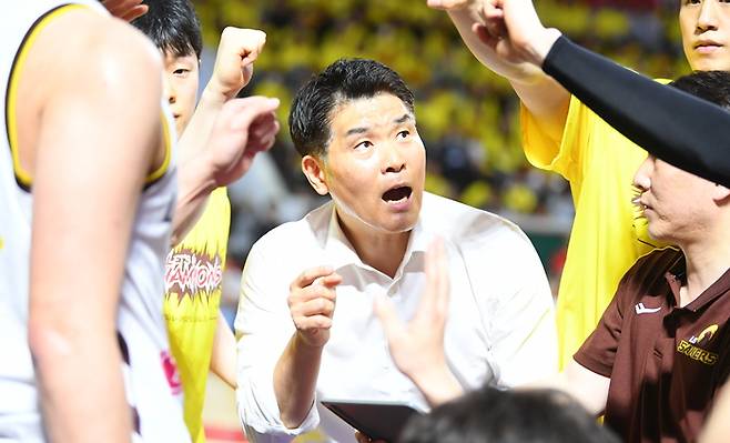 LG는 7일 잠실 SK전에서 76-71로 승리를 거뒀다. 챔프전 우승에 유리한 고점을 밟았다. 사진 | KBL