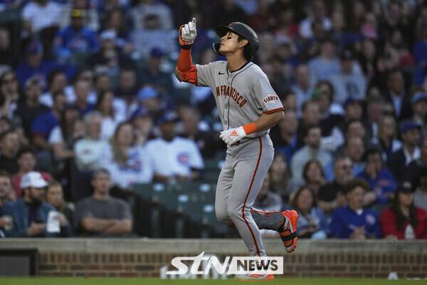 샌프란시스코 자이언츠의 이정후가 6일(현지 시간) 미 일리노이주 시카고의 리글리 필드에서 열린 2025 메이저리그 시카고 컵스와의 경기 3회 초 2점 홈런(시즌 4호)을 친 후 베이스를 돌며 세리머니하고 있다. 사진┃뉴시스/AP