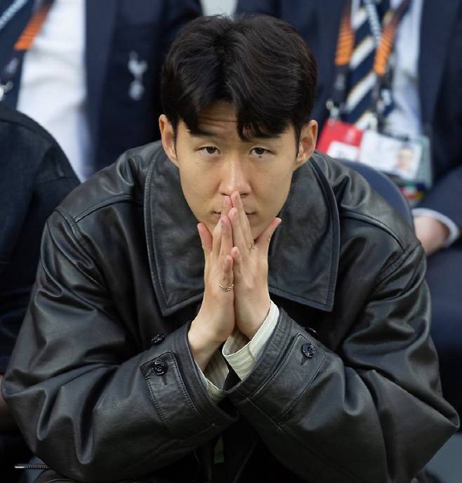 [스포츠조선 강우진 기자]손흥민의 복귀 시점이 유로파리그 결승으로 예측되고 있다. 결승전에서 뛸 수 있다는 건 희소식이지만, 불안도 뒤따른다. 통상적으로 부상에서 복귀한 뒤 경기 감각을 되찾는 데는 상당 시간이 소요될 수 있다. 손흥민이 이번 시즌 저조한 기량을 보이고 있는 만큼 더욱 그렇다.

무리한 복귀는 2018~2019시즌 토트넘이 챔피언스리그 결승에서 아쉽게 패배한 시련을 한 번 더 겪게 할 수 있다. 그때 지금의 손흥민과 유사했던 게 해리 케인이다. 부상으로 장기간 뛰지 못하다가 결승전에만 나섰고, 부진한 경기력으로 팀의 패배를 막지 못했다. 이 때문에 케인의 성급한 복귀를 비판하는 시각도 상당수 존재했다. 사진=SNS